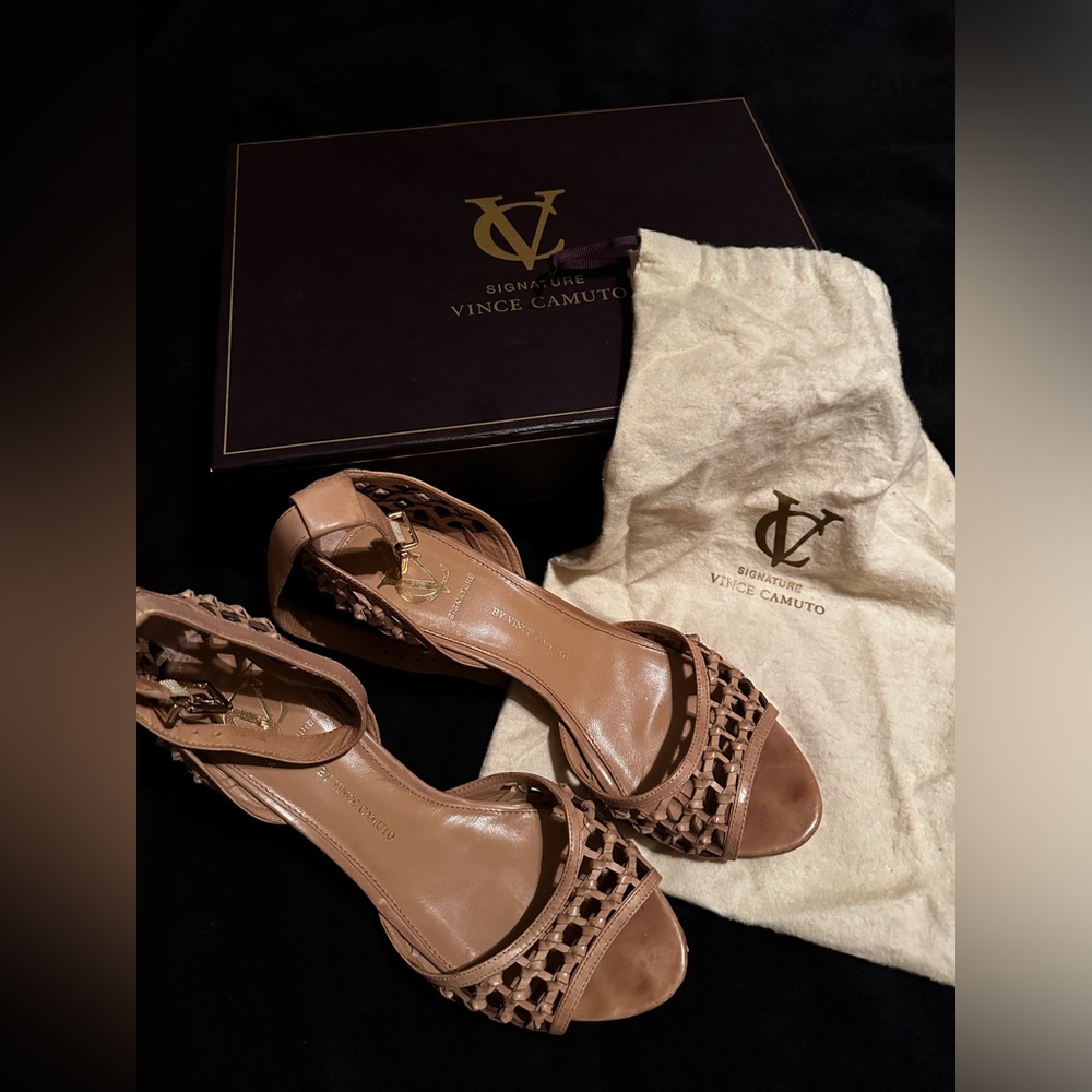 ⭐️Signature Vince Camuto , size 9.5, pumps. ⭐️ Vi- Hopey in Buff.